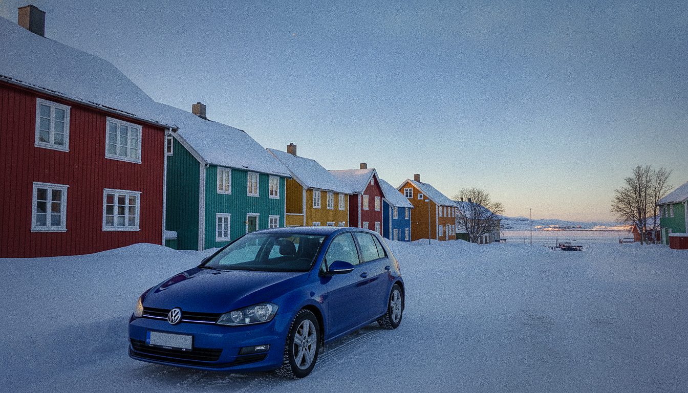 Voiture de location garée devant une maison en bois colorée à Tromsø, hiver
